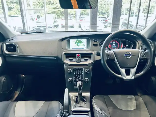 ボルボ Ｖ４０ D4 SE 大阪府 2016(平28)年 2.9万km パッションレッド ACC/BLIS/純正ナビ/TV/バックカメラ/純正17インチAW/LEDヘッドライト/クリアランスソナー/パドルシフト/ハーフ革/Dメモリ付きパワーシート/スマートキー