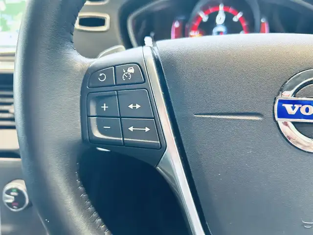 ボルボ Ｖ４０ D4 SE 大阪府 2016(平28)年 2.9万km パッションレッド ACC/BLIS/純正ナビ/TV/バックカメラ/純正17インチAW/LEDヘッドライト/クリアランスソナー/パドルシフト/ハーフ革/Dメモリ付きパワーシート/スマートキー