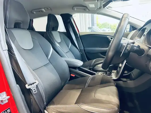 ボルボ Ｖ４０ D4 SE 大阪府 2016(平28)年 2.9万km パッションレッド ACC/BLIS/純正ナビ/TV/バックカメラ/純正17インチAW/LEDヘッドライト/クリアランスソナー/パドルシフト/ハーフ革/Dメモリ付きパワーシート/スマートキー