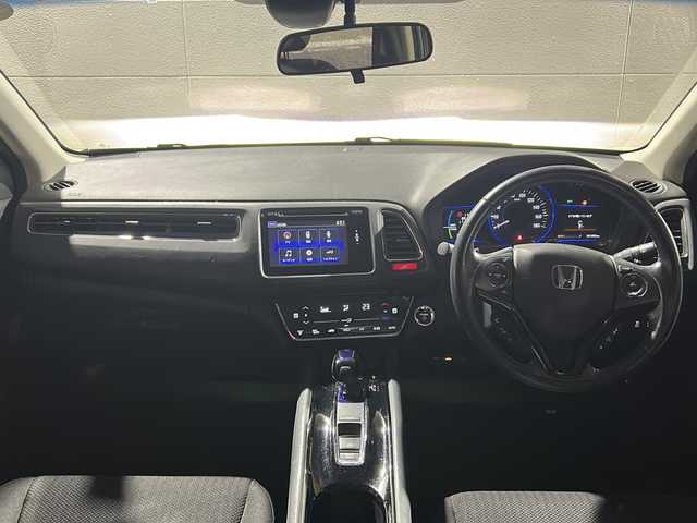 ホンダ ヴェゼル ハイブリッド X 東京都 2015(平27)年 8.2万km ミスティックグリーンパール (株)IDOMが運営する【じしゃロン伏見店】の自社ローン専用車両になりますこちらは現金またはオートローンご利用時の価格です。自社ローンご希望の方は別途その旨お申付け下さい/ホンダインターナビ/ワンセグテレビ/Bluetooth接続/USB×2/HDMI/前席シートヒーター/7速デュアルクラッチ付き/プッシュパーキングブレーキ/ブレーキホールド/LEDヘッドライト/衝突被害軽減システム/クルーズコントロール/ETC/純正アルミホイール積み込み