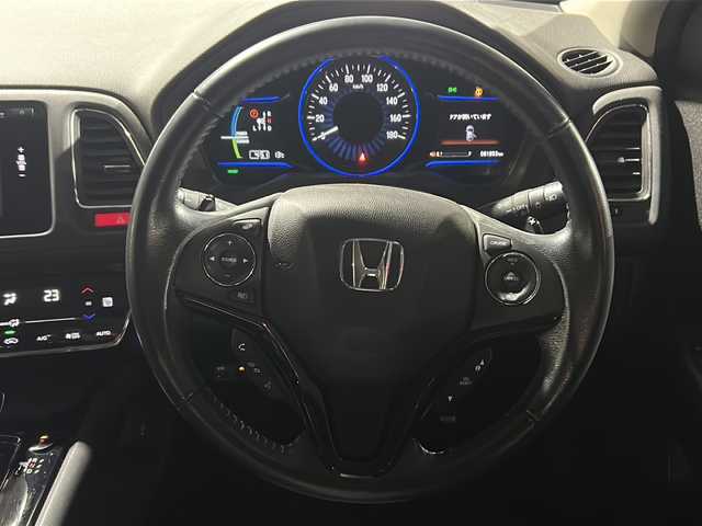 ホンダ ヴェゼル ハイブリッド X 東京都 2015(平27)年 8.2万km ミスティックグリーンパール (株)IDOMが運営する【じしゃロン伏見店】の自社ローン専用車両になりますこちらは現金またはオートローンご利用時の価格です。自社ローンご希望の方は別途その旨お申付け下さい/ホンダインターナビ/ワンセグテレビ/Bluetooth接続/USB×2/HDMI/前席シートヒーター/7速デュアルクラッチ付き/プッシュパーキングブレーキ/ブレーキホールド/LEDヘッドライト/衝突被害軽減システム/クルーズコントロール/ETC/純正アルミホイール積み込み