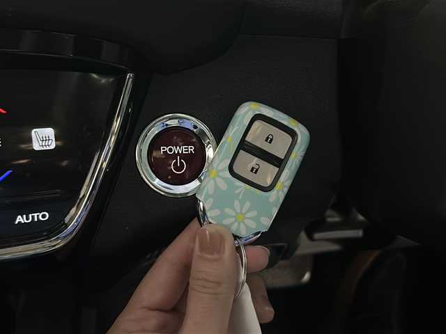 ホンダ ヴェゼル ハイブリッド X 東京都 2015(平27)年 8.2万km ミスティックグリーンパール (株)IDOMが運営する【じしゃロン伏見店】の自社ローン専用車両になりますこちらは現金またはオートローンご利用時の価格です。自社ローンご希望の方は別途その旨お申付け下さい/ホンダインターナビ/ワンセグテレビ/Bluetooth接続/USB×2/HDMI/前席シートヒーター/7速デュアルクラッチ付き/プッシュパーキングブレーキ/ブレーキホールド/LEDヘッドライト/衝突被害軽減システム/クルーズコントロール/ETC/純正アルミホイール積み込み