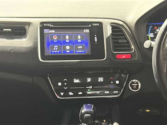 ホンダ ヴェゼル ハイブリッド X 東京都 2015(平27)年 8.2万km ミスティックグリーンパール (株)IDOMが運営する【じしゃロン伏見店】の自社ローン専用車両になりますこちらは現金またはオートローンご利用時の価格です。自社ローンご希望の方は別途その旨お申付け下さい/ホンダインターナビ/ワンセグテレビ/Bluetooth接続/USB×2/HDMI/前席シートヒーター/7速デュアルクラッチ付き/プッシュパーキングブレーキ/ブレーキホールド/LEDヘッドライト/衝突被害軽減システム/クルーズコントロール/ETC/純正アルミホイール積み込み