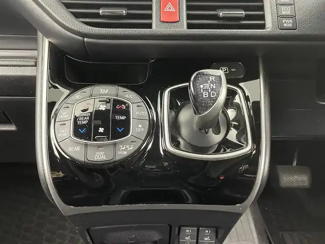 トヨタ エスクァイア ハイブリッド Xi 大分県 2018(平30)年 4.5万km ホワイトパールクリスタルシャイン 純正ナビ（フルセグＴＶ／Ｂｌｕｅｔｏｏｔｈ／ＣＤ／ＤＶＤ）　/フリップダウンモニター　/バックカメラ　/トヨタセーフティーセンス　/片側パワースライド　/スマートキー　/プッシュスタート　/純正ＡＷ