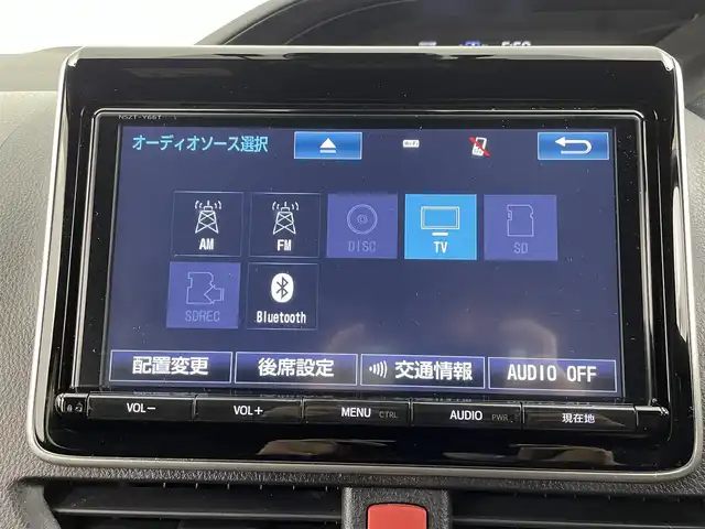 トヨタ エスクァイア ハイブリッド Xi 大分県 2018(平30)年 4.5万km ホワイトパールクリスタルシャイン 純正ナビ（フルセグＴＶ／Ｂｌｕｅｔｏｏｔｈ／ＣＤ／ＤＶＤ）　/フリップダウンモニター　/バックカメラ　/トヨタセーフティーセンス　/片側パワースライド　/スマートキー　/プッシュスタート　/純正ＡＷ