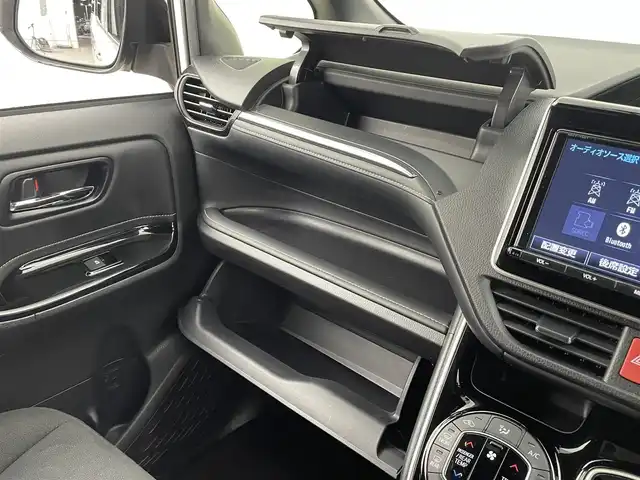 トヨタ エスクァイア ハイブリッド Xi 大分県 2018(平30)年 4.5万km ホワイトパールクリスタルシャイン 純正ナビ（フルセグＴＶ／Ｂｌｕｅｔｏｏｔｈ／ＣＤ／ＤＶＤ）　/フリップダウンモニター　/バックカメラ　/トヨタセーフティーセンス　/片側パワースライド　/スマートキー　/プッシュスタート　/純正ＡＷ