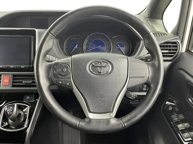 トヨタ エスクァイア ハイブリッド Xi 大分県 2018(平30)年 4.5万km ホワイトパールクリスタルシャイン 純正ナビ（フルセグＴＶ／Ｂｌｕｅｔｏｏｔｈ／ＣＤ／ＤＶＤ）　/フリップダウンモニター　/バックカメラ　/トヨタセーフティーセンス　/片側パワースライド　/スマートキー　/プッシュスタート　/純正ＡＷ