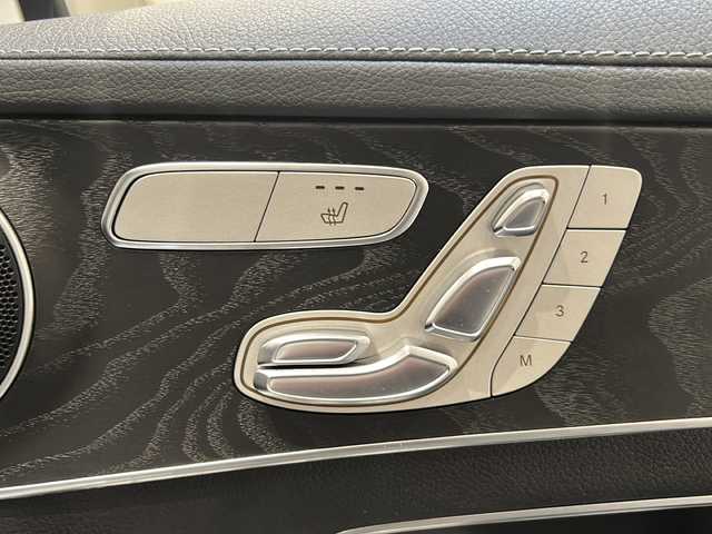 メルセデス・ベンツ Ｃ２００ 4マチック AVG AMGライン 新潟県 2017(平29)年 4.7万km ポーラホワイト 純正ナビ（ＢＴ／ＣＤ／ＤＶＤ／ＴＶ）/アクティブクルーズコント/エレクトロニックスタビリティプログラム/アテンションアシスト/ブレーキアシスト/パークディスタンス/ブラインドスポットアシスト/ステアリングパイロット/コーナーセンサー（前後）/バックカメラ/レザーシート/シートヒーター（DN席）/メモリー付きパワーシート（D席）/電動格納ミラー/デュアルエアコン/パドルシフト/MTモード付/純正18インチAW/純正フロアマット/キーレスゴー/アイドリングストップ/ＬＥＤヘッドライト/ＥＴＣ/禁煙車