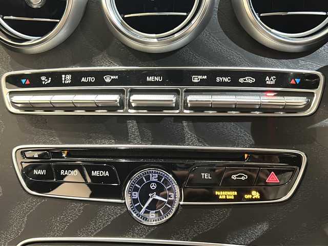 メルセデス・ベンツ Ｃ２００ 4マチック AVG AMGライン 新潟県 2017(平29)年 4.7万km ポーラホワイト 純正ナビ（ＢＴ／ＣＤ／ＤＶＤ／ＴＶ）/アクティブクルーズコント/エレクトロニックスタビリティプログラム/アテンションアシスト/ブレーキアシスト/パークディスタンス/ブラインドスポットアシスト/ステアリングパイロット/コーナーセンサー（前後）/バックカメラ/レザーシート/シートヒーター（DN席）/メモリー付きパワーシート（D席）/電動格納ミラー/デュアルエアコン/パドルシフト/MTモード付/純正18インチAW/純正フロアマット/キーレスゴー/アイドリングストップ/ＬＥＤヘッドライト/ＥＴＣ/禁煙車