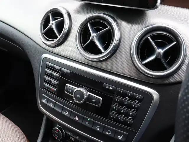 メルセデス・ベンツ ＧＬＡ２５０ 4マチック エディション1 宮城県 2014(平26)年 4.6万km カルサイトホワイト 純正ナビ【ＢＴ／ＣＤ／ＤＶＤ／フルセグＴＶ／ＵＳＢ】/パノラミックスライディングルーフ　/アダプティブクルーズコントロール　/ブラインドスポットアシスト/パワーシート(DN席)/メモリーシート(DN席)　/シートヒーター(DN席)/バックカメラ　/パドルシフト　/パワーバックドア　/ルーフレール/ハーフレザーシート/MTモード付/純正19インチAW/純正フロアマット/オートライト/コーナーセンサー(前後)/LEDヘッドライト/ドアバイザー/リモコンキー/ETC/禁煙車