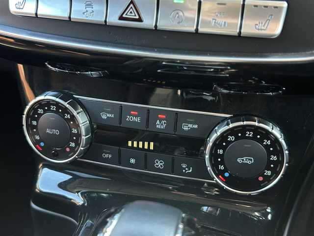 メルセデス・ベンツ ゲレンデヴァーゲン Ｇ３５０ｄ 茨城県 2018(平30)年 5.4万km ポーラホワイト 後期型　/ラグジュアリーＰKG　/ＳＲ　/harman/kardon　/茶革　/全席シートヒーター　/Ｍ付パワーシート　/８インチナビ　/１２セグ　/ＣａｒＰｌａｙ　/ＢＴ　/ＵＳＢ　/ＡＣＣ　/ＢＳＡ　/Ｂカメラ　/パークトロニック　/ＥＴＣ　/禁煙車