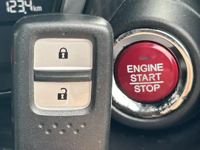 ホンダ Ｓ６６０ α 兵庫県 2017(平29)年 2.9万km プレミアムスターホワイトP クルーズコントロール/バックカメラ/Bluetooth接続/シティブレーキアクティブシステム/センターディスプレイ/レザーシート/スポーツモード/スイッチスタート/パドルシフト/オープンカー/LEDヘッドライト/ステアリングスイッチ/スペアキー/社外ETC