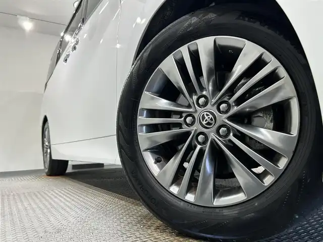 トヨタ アルファード Z 愛知県 2024(令6)年 2.1万km プラチナホワイトパールマイカ 純正14インチディスプレイ/左右独立ムーンルーフ/寒冷地仕様/パノラミックビューモニター/ヘッドアップディスプレイ/純正13.2インチフリップダウンモニター/両側電動スライドドア/パワーバックドア/ワイヤレス充電/デジタルインナーミラー/ビルトイン2.0/シートヒーター/シートクーラー/シートメモリー/ハンドルヒーター/後席用パワーサイドサンシェード/アクセサリーソケット/プリクラッシュセーフティ/レーンディパーチャーアラート/プロアクティブドライビングアシスト/ブラインドスポットモニター/クリアランスソナー/純正18インチアルミホイール/純正フロアマット