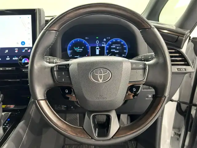 トヨタ アルファード Z 愛知県 2024(令6)年 2.1万km プラチナホワイトパールマイカ 純正14インチディスプレイ/左右独立ムーンルーフ/寒冷地仕様/パノラミックビューモニター/ヘッドアップディスプレイ/純正13.2インチフリップダウンモニター/両側電動スライドドア/パワーバックドア/ワイヤレス充電/デジタルインナーミラー/ビルトイン2.0/シートヒーター/シートクーラー/シートメモリー/ハンドルヒーター/後席用パワーサイドサンシェード/アクセサリーソケット/プリクラッシュセーフティ/レーンディパーチャーアラート/プロアクティブドライビングアシスト/ブラインドスポットモニター/クリアランスソナー/純正18インチアルミホイール/純正フロアマット