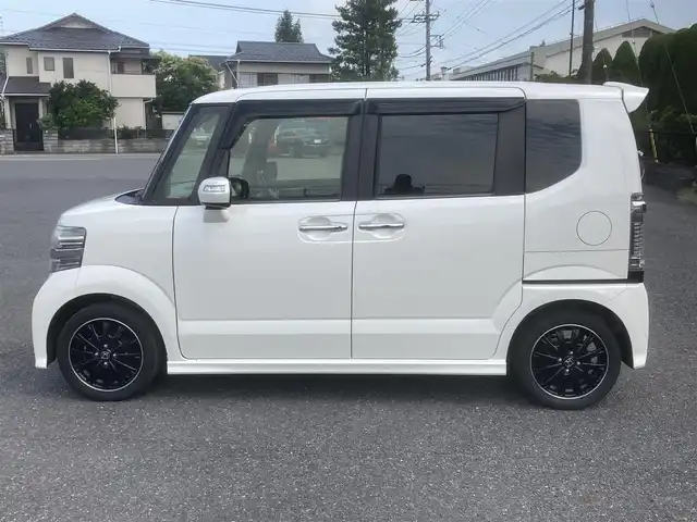 ホンダ Ｎ ＢＯＸ カスタム ターボ SSブラックSパッケージ 埼玉県 2017(平29)年 11.7万km プレミアムホワイトパールⅡ (株)IDOMが運営する【じしゃロン鳩ヶ谷店】の自社ローン専用車両になりますこちらは現金またはオートローンご利用時の価格です。自社ローンご希望の方は別途その旨お申付け下さい/ターボ車/社外メモリーナビ(品番:MDV-L404)/社外ワンセグTV/アイドリングストップ/クルーズコントロール/パドルシフト/革巻ステアリング/プッシュスタート/両側パワースライドドア/ETC/前方ドライブレコーダー/純正15インチAW/衝突被害軽減システム/ハーフレザーシート/前席シートヒーター/スマートキー/スペアキー1本/ウインカーミラー/フォグランプ