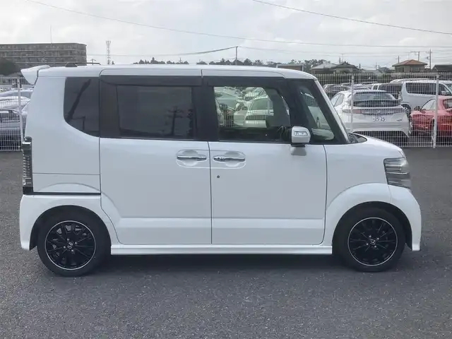 ホンダ Ｎ ＢＯＸ カスタム ターボ SSブラックSパッケージ 埼玉県 2017(平29)年 11.7万km プレミアムホワイトパールⅡ (株)IDOMが運営する【じしゃロン鳩ヶ谷店】の自社ローン専用車両になりますこちらは現金またはオートローンご利用時の価格です。自社ローンご希望の方は別途その旨お申付け下さい/ターボ車/社外メモリーナビ(品番:MDV-L404)/社外ワンセグTV/アイドリングストップ/クルーズコントロール/パドルシフト/革巻ステアリング/プッシュスタート/両側パワースライドドア/ETC/前方ドライブレコーダー/純正15インチAW/衝突被害軽減システム/ハーフレザーシート/前席シートヒーター/スマートキー/スペアキー1本/ウインカーミラー/フォグランプ