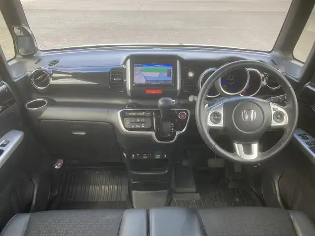 ホンダ Ｎ ＢＯＸ カスタム ターボ SSブラックSパッケージ 埼玉県 2017(平29)年 11.7万km プレミアムホワイトパールⅡ (株)IDOMが運営する【じしゃロン鳩ヶ谷店】の自社ローン専用車両になりますこちらは現金またはオートローンご利用時の価格です。自社ローンご希望の方は別途その旨お申付け下さい/ターボ車/社外メモリーナビ(品番:MDV-L404)/社外ワンセグTV/アイドリングストップ/クルーズコントロール/パドルシフト/革巻ステアリング/プッシュスタート/両側パワースライドドア/ETC/前方ドライブレコーダー/純正15インチAW/衝突被害軽減システム/ハーフレザーシート/前席シートヒーター/スマートキー/スペアキー1本/ウインカーミラー/フォグランプ