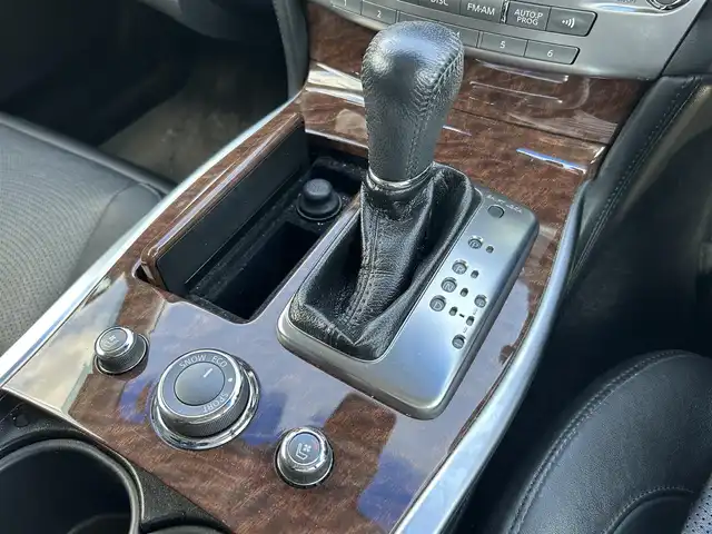 日産 フーガ 250GT 佐賀県 2015(平27)年 8.4万km スーパーブラック /エマージェンシーブレーキ//BCI後退時衝突防止支援システム//DCA:インテリジェントペダル//LDP:車線逸脱防止支援システム//BSI:後側方車両衝突防止支援システム//LDW：車線逸脱警報//BSW：後側方車両検知警報//追従型クルーズコントロール//純正MOPナビ//アラウンドビューカメラー//フルセグTV/DVD/CD/MSV//Bluetooth/USB//ブラックレザーシート//D・N席パワーシート//D席メモリー機能付き//シートヒーター//ベンチレーション//助手席オットマン//スマートキー//スペアキー//取扱説明書//新車保証書