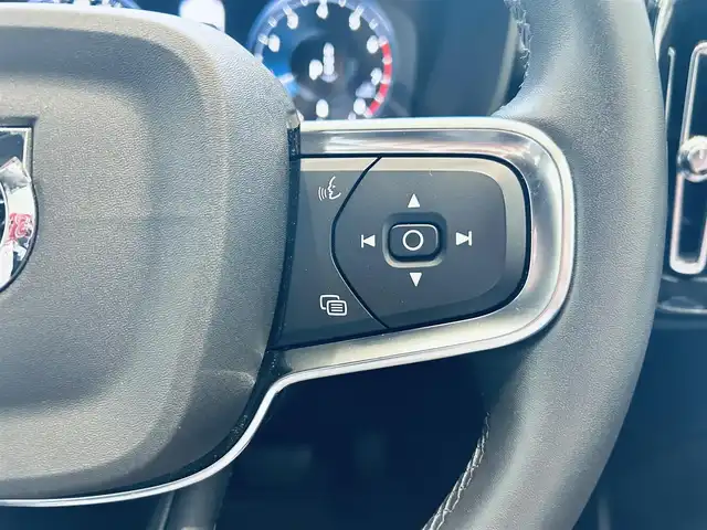 ボルボ ボルボ ＸＣ４０ B4 モメンタム 大阪府 2021(令3)年 2.2万km デニムブルーメタリック ワンオーナー/ACC/純正ナビ/TV/360度カメラ/applecarplay/純正18インチAW/LEDヘッドライト/電動リアゲート/BLIS/ルーフレール/パワーシート/Dシートメモリ/シートヒーター/ステアリングヒーター/ETC/ドラレコ