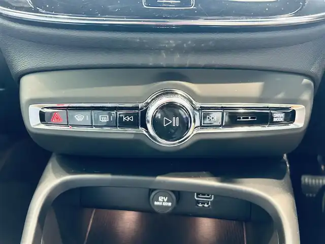 ボルボ ボルボ ＸＣ４０ B4 モメンタム 大阪府 2021(令3)年 2.2万km デニムブルーメタリック ワンオーナー/ACC/純正ナビ/TV/360度カメラ/applecarplay/純正18インチAW/LEDヘッドライト/電動リアゲート/BLIS/ルーフレール/パワーシート/Dシートメモリ/シートヒーター/ステアリングヒーター/ETC/ドラレコ