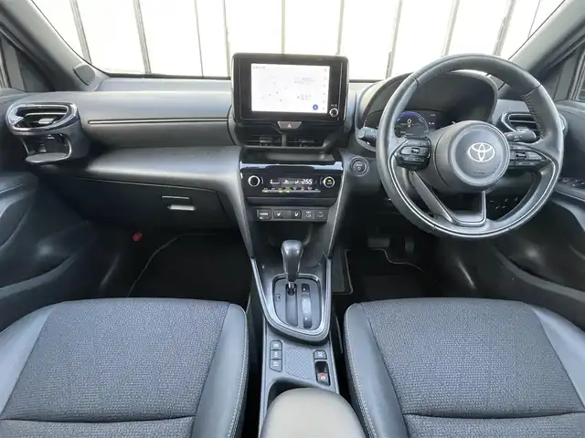 トヨタ ヤリスクロス ハイブリッド Z 大阪府 2024(令6)年 2.3万km プラチナホワイトパールマイカ 純正ナビ/・BT/USB/HDMI//・フルセグTV/Mira Cast/パノラミックビューモニター/シートヒーター/ステアリングヒーター/D席パワーシート/パワーバックドア/前後ドライブレコーダー/クルーズコントロール/衝突軽減システム/前後コーナーセンサー/ビルトインETC/BSM/LEDヘッドライト/純正18AW/フロアマット/スペアキー/取説