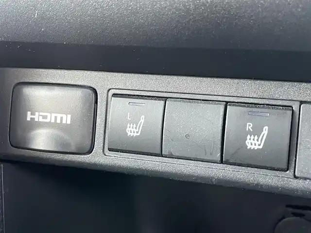 トヨタ ヤリスクロス ハイブリッド Z 大阪府 2024(令6)年 2.3万km プラチナホワイトパールマイカ 純正ナビ/・BT/USB/HDMI//・フルセグTV/Mira Cast/パノラミックビューモニター/シートヒーター/ステアリングヒーター/D席パワーシート/パワーバックドア/前後ドライブレコーダー/クルーズコントロール/衝突軽減システム/前後コーナーセンサー/ビルトインETC/BSM/LEDヘッドライト/純正18AW/フロアマット/スペアキー/取説