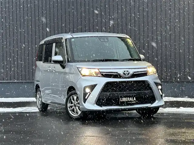 トヨタ ルーミー X 青森県 2024(令6)年 1.1万km ブライトシルバーM 純正9インチディスプレイオーディオ/(フルセグTV/AppleCarPlay/Bluetooth/AM/FM)/ワンオーナー/バックカメラ/ビルトインETC/前席シートヒーター/片側パワースライドドア/純正フロアマット/純正LEDフォグランプ/社外アルミホイール/前後コーナーセンサー/レーンキープアシスト/プリクラッシュセーフティー/パーキングサポートブレーキ/USB入力端子/4WD/寒冷地仕様車/オートライト/スマートキー/スペアキー/プッシュエンジンスタート