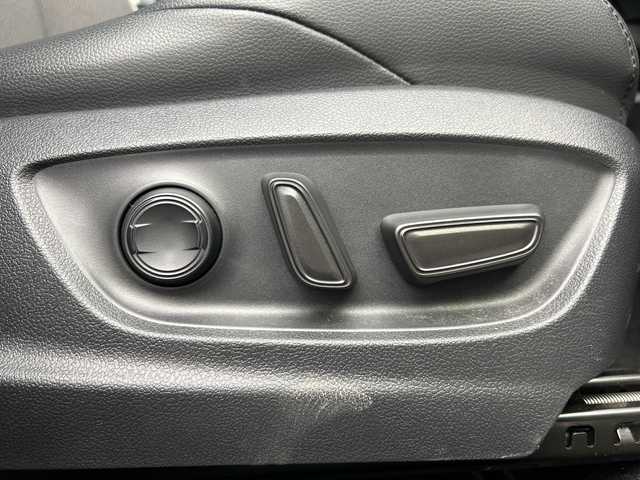 トヨタ カローラ クロス ハイブリッド Z 三重県 2022(令4)年 3.5万km プラチナホワイトパールマイカ /禁煙車//純正9インチディスプレイオーディオ//純正OP DVDデッキ//バックカメラ//オートAC//DN席シートヒーター//D席パワーシート//ハーフレザーシート//電子サイドブレーキ//ブレーキオートホールド//パノラマルーフ//100V充電//4WD//トヨタセーフティセンス//PCS//LTA//PKSB//RSA//前後クリアランスソナー//革巻きステアリング//ステアリングスイッチ//レーダークルーズコントロール//オートハイビーム//純正ビルトインETC2.0//社外前後ドライブレコーダー//LED//フォグ