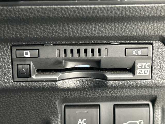 トヨタ カローラ クロス ハイブリッド Z 三重県 2022(令4)年 3.5万km プラチナホワイトパールマイカ /禁煙車//純正9インチディスプレイオーディオ//純正OP DVDデッキ//バックカメラ//オートAC//DN席シートヒーター//D席パワーシート//ハーフレザーシート//電子サイドブレーキ//ブレーキオートホールド//パノラマルーフ//100V充電//4WD//トヨタセーフティセンス//PCS//LTA//PKSB//RSA//前後クリアランスソナー//革巻きステアリング//ステアリングスイッチ//レーダークルーズコントロール//オートハイビーム//純正ビルトインETC2.0//社外前後ドライブレコーダー//LED//フォグ