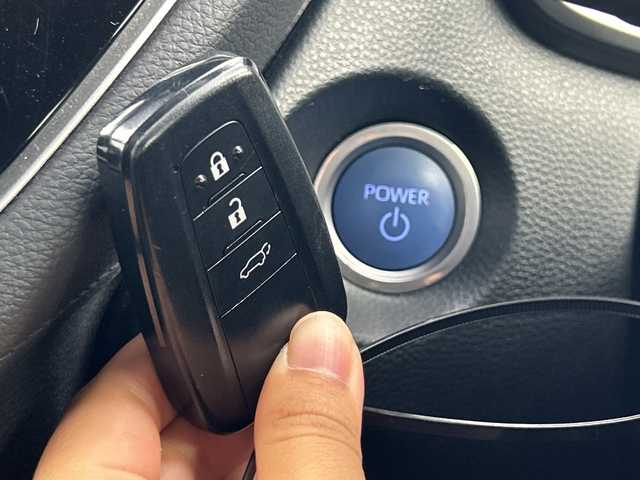 トヨタ カローラ クロス ハイブリッド Z 三重県 2022(令4)年 3.5万km プラチナホワイトパールマイカ /禁煙車//純正9インチディスプレイオーディオ//純正OP DVDデッキ//バックカメラ//オートAC//DN席シートヒーター//D席パワーシート//ハーフレザーシート//電子サイドブレーキ//ブレーキオートホールド//パノラマルーフ//100V充電//4WD//トヨタセーフティセンス//PCS//LTA//PKSB//RSA//前後クリアランスソナー//革巻きステアリング//ステアリングスイッチ//レーダークルーズコントロール//オートハイビーム//純正ビルトインETC2.0//社外前後ドライブレコーダー//LED//フォグ