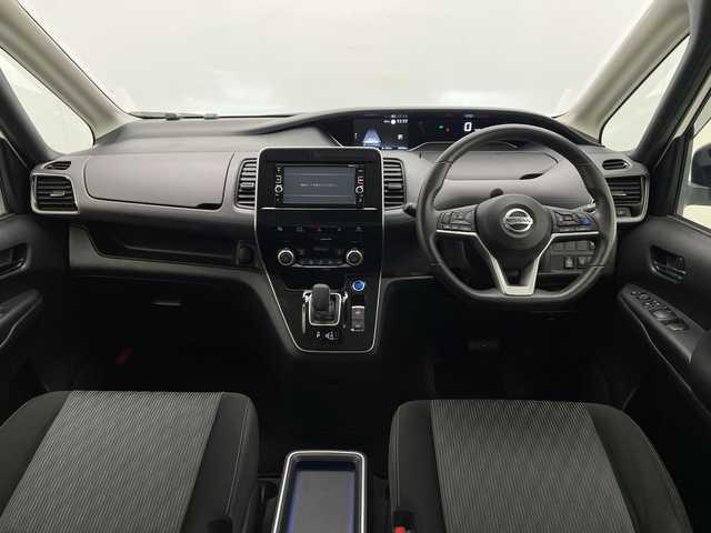 日産 セレナ e－パワー ハイウェイスター V 宮崎県 2020(令2)年 5万km ブリリアントホワイトパール プロパイロット/エマージェンシーブレーキ/LDW（車線逸脱警報）/LDP（車線逸脱防止支援）/BSW（後側方車両検知警報）/BSI（後側衝突防止支援）/速度標識表示/道路標識表示/コーナーセンサー/純正７インチナビ/フルセグTV/CD/DVD/Bluetooth/社外フリップダウンモニター/アラウンドビューモニター/両側パワースライドドア/ハンズフリーオートスライドドア/ビルトインETC/純正16インチAW/取扱説明書/ナビ取扱説明書