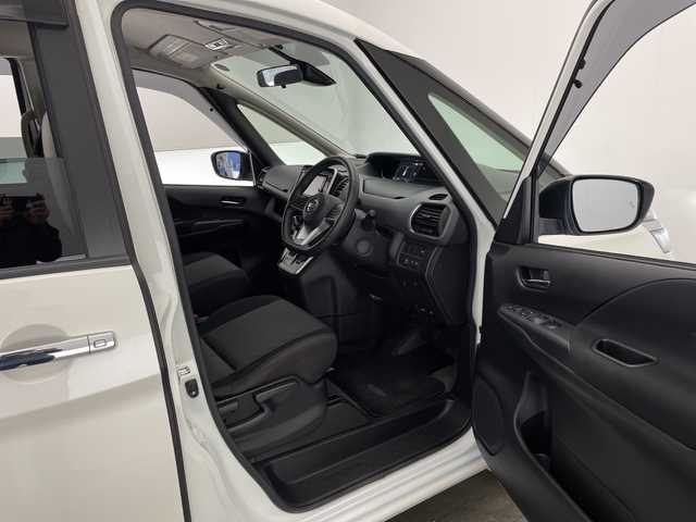 日産 セレナ e－パワー ハイウェイスター V 宮崎県 2020(令2)年 5万km ブリリアントホワイトパール プロパイロット/エマージェンシーブレーキ/LDW（車線逸脱警報）/LDP（車線逸脱防止支援）/BSW（後側方車両検知警報）/BSI（後側衝突防止支援）/速度標識表示/道路標識表示/コーナーセンサー/純正７インチナビ/フルセグTV/CD/DVD/Bluetooth/社外フリップダウンモニター/アラウンドビューモニター/両側パワースライドドア/ハンズフリーオートスライドドア/ビルトインETC/純正16インチAW/取扱説明書/ナビ取扱説明書