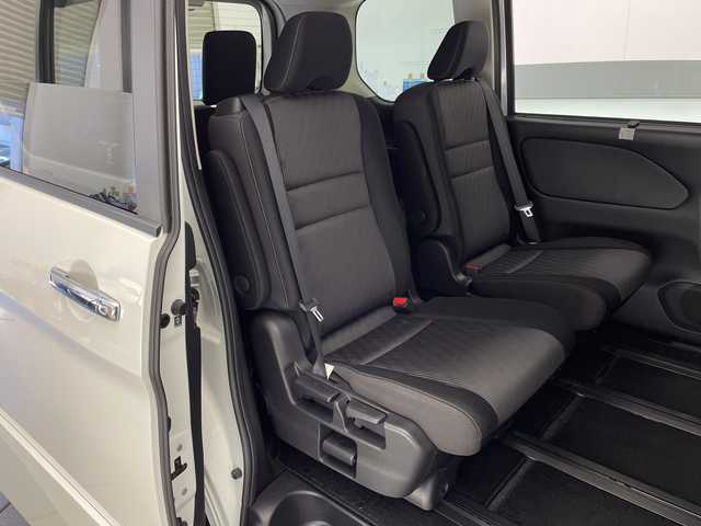 日産 セレナ e－パワー ハイウェイスター V 宮崎県 2020(令2)年 5万km ブリリアントホワイトパール プロパイロット/エマージェンシーブレーキ/LDW（車線逸脱警報）/LDP（車線逸脱防止支援）/BSW（後側方車両検知警報）/BSI（後側衝突防止支援）/速度標識表示/道路標識表示/コーナーセンサー/純正７インチナビ/フルセグTV/CD/DVD/Bluetooth/社外フリップダウンモニター/アラウンドビューモニター/両側パワースライドドア/ハンズフリーオートスライドドア/ビルトインETC/純正16インチAW/取扱説明書/ナビ取扱説明書