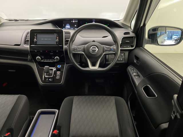 日産 セレナ e－パワー ハイウェイスター V 宮崎県 2020(令2)年 5万km ブリリアントホワイトパール プロパイロット/エマージェンシーブレーキ/LDW（車線逸脱警報）/LDP（車線逸脱防止支援）/BSW（後側方車両検知警報）/BSI（後側衝突防止支援）/速度標識表示/道路標識表示/コーナーセンサー/純正７インチナビ/フルセグTV/CD/DVD/Bluetooth/社外フリップダウンモニター/アラウンドビューモニター/両側パワースライドドア/ハンズフリーオートスライドドア/ビルトインETC/純正16インチAW/取扱説明書/ナビ取扱説明書