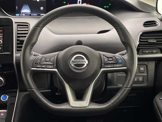 日産 セレナ e－パワー ハイウェイスター V 宮崎県 2020(令2)年 5万km ブリリアントホワイトパール プロパイロット/エマージェンシーブレーキ/LDW（車線逸脱警報）/LDP（車線逸脱防止支援）/BSW（後側方車両検知警報）/BSI（後側衝突防止支援）/速度標識表示/道路標識表示/コーナーセンサー/純正７インチナビ/フルセグTV/CD/DVD/Bluetooth/社外フリップダウンモニター/アラウンドビューモニター/両側パワースライドドア/ハンズフリーオートスライドドア/ビルトインETC/純正16インチAW/取扱説明書/ナビ取扱説明書
