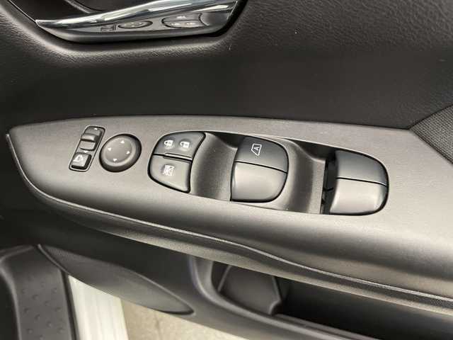 日産 セレナ e－パワー ハイウェイスター V 宮崎県 2020(令2)年 5万km ブリリアントホワイトパール プロパイロット/エマージェンシーブレーキ/LDW（車線逸脱警報）/LDP（車線逸脱防止支援）/BSW（後側方車両検知警報）/BSI（後側衝突防止支援）/速度標識表示/道路標識表示/コーナーセンサー/純正７インチナビ/フルセグTV/CD/DVD/Bluetooth/社外フリップダウンモニター/アラウンドビューモニター/両側パワースライドドア/ハンズフリーオートスライドドア/ビルトインETC/純正16インチAW/取扱説明書/ナビ取扱説明書