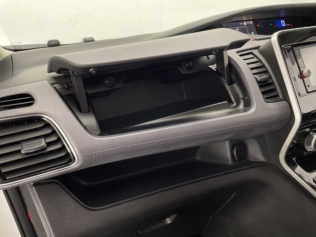 日産 セレナ e－パワー ハイウェイスター V 宮崎県 2020(令2)年 5万km ブリリアントホワイトパール プロパイロット/エマージェンシーブレーキ/LDW（車線逸脱警報）/LDP（車線逸脱防止支援）/BSW（後側方車両検知警報）/BSI（後側衝突防止支援）/速度標識表示/道路標識表示/コーナーセンサー/純正７インチナビ/フルセグTV/CD/DVD/Bluetooth/社外フリップダウンモニター/アラウンドビューモニター/両側パワースライドドア/ハンズフリーオートスライドドア/ビルトインETC/純正16インチAW/取扱説明書/ナビ取扱説明書