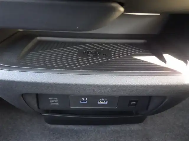 日産 セレナ e－パワー ハイウェイスター V 千葉県 2025(令7)年 0.1千km プリズムホワイト e-POWER ハイウエイスターV ヘッドランプ オートレベライザー+アダプティブLEDヘッドライトシステム+インテリジェント アラウンドビューモニター（移動物 検知機能付）+インテリジェント ルームミラー+アドバンスドドライブアシストディスプレイ（12.3インチカラーディスプレイ）+統合型インターフェースディスプレイ+ワイヤレス充電器+6スピーカー+NissanConnectナビゲーションシステム（地デジ内蔵）+車載通信ユニット（TCU［Telematics Control Unit］）+ETC2.0ユニット（ビルトインタイプ）+ドライブレコーダー（前後セット）+プロパイロット（ナビリンク機能付）+プロパイロット緊急停止支援システム（SOSコール機能付）+SOSコール（488/400円）後席専用モニターHDMI NissanConnectナビ付車用(125400円)/エマージェンシーブレーキ/プロパイロット/インテリジェントクルーズコントロール/ハンズフリー両側パワースライドドア/純正コネクトナビ/地デジTV/【Bluetooth接続】/アラウンドビューモニター/フリップダウンモニター/ワイヤレス充電/ドライブレコーダー/革巻きステアリング/ステアリングスイッチ/ETC（2.0）/LEDヘッドライト/インテリジェントキー