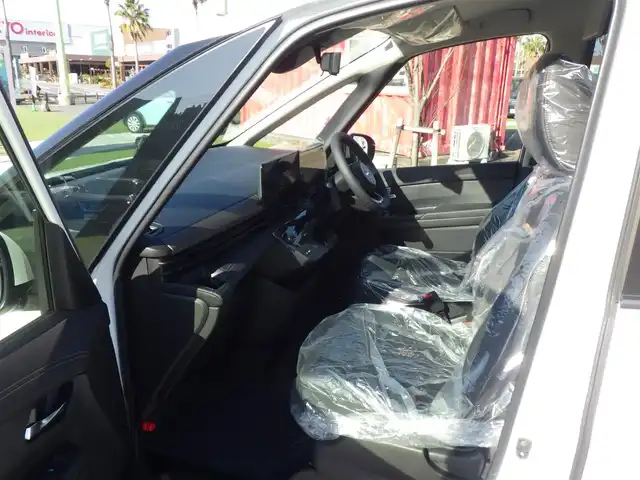 日産 セレナ e－パワー ハイウェイスター V 千葉県 2025(令7)年 0.1千km プリズムホワイト e-POWER ハイウエイスターV ヘッドランプ オートレベライザー+アダプティブLEDヘッドライトシステム+インテリジェント アラウンドビューモニター（移動物 検知機能付）+インテリジェント ルームミラー+アドバンスドドライブアシストディスプレイ（12.3インチカラーディスプレイ）+統合型インターフェースディスプレイ+ワイヤレス充電器+6スピーカー+NissanConnectナビゲーションシステム（地デジ内蔵）+車載通信ユニット（TCU［Telematics Control Unit］）+ETC2.0ユニット（ビルトインタイプ）+ドライブレコーダー（前後セット）+プロパイロット（ナビリンク機能付）+プロパイロット緊急停止支援システム（SOSコール機能付）+SOSコール（488/400円）後席専用モニターHDMI NissanConnectナビ付車用(125400円)/エマージェンシーブレーキ/プロパイロット/インテリジェントクルーズコントロール/ハンズフリー両側パワースライドドア/純正コネクトナビ/地デジTV/【Bluetooth接続】/アラウンドビューモニター/フリップダウンモニター/ワイヤレス充電/ドライブレコーダー/革巻きステアリング/ステアリングスイッチ/ETC（2.0）/LEDヘッドライト/インテリジェントキー