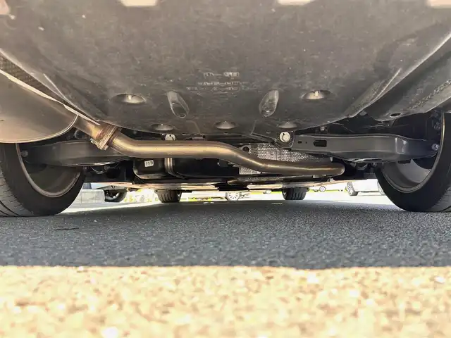 トヨタ カムリ WS 宮城県 2019(令1)年 1.7万km アティチュードブラックマイカ/プラチナホワイトパールマイカ 登録時16615km/ブラインドスポットモニター/ツートンカラー/・アティチュードブラックルーフ/・アティチュードブラックドアミラー/・ブラックウインドウモール/＝＝＝/セーフティセンス/・プリクラッシュセーフティ/・レーンディパーチャーアラート/・オートマチックハイビーム/・レーダークルーズコントロール/インテリジェントクリアランスソナー/アルパイン9インチナビ（X9Z）/・CD/DVD/Bluetooth/フルセグTV/バックカメラ/社外LEDテールランプ/トランクスポイラー/Tom’sローダウンサス/ビルトインETC/ドライブレコーダー/ハーフレザーシート/パワーシート/革巻きステアリング/パドルシフト/電動パーキングブレーキ/ブレーキホールド/LEDオートヘッドライト/フォグランプ/スマートキー＆プッシュスタート/スペアキー1本/純正18インチAW/ヘッドアップディスプレイ/フロアマット/ドアバイザー/W/サイド/カーテン/ニーエアバッグ/取扱説明書/保証書