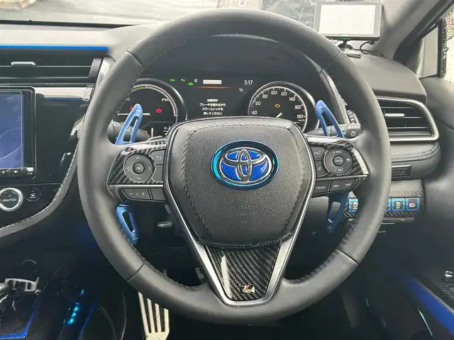 トヨタ カムリ WS 宮城県 2019(令1)年 1.7万km アティチュードブラックマイカ/プラチナホワイトパールマイカ ブラインドスポットモニター/ツートンカラー/・アティチュードブラックルーフ/・アティチュードブラックドアミラー/・ブラックウインドウモール/＝＝＝/セーフティセンス/・プリクラッシュセーフティ/・レーンディパーチャーアラート/・オートマチックハイビーム/・レーダークルーズコントロール/インテリジェントクリアランスソナー/アルパイン9インチナビ（X9Z）/・CD/DVD/・Bluetooth/・フルセグTV/バックカメラ/ビルトインETC/ドライブレコーダー/ハーフレザーシート/パワーシート/革巻きステアリング/パドルシフト/電動パーキングブレーキ/ブレーキホールド/LEDヘッドライト/フォグランプ/オートライト/スマートキー＆プッシュスタート/スペアキー1本/電動格納ミラー/純正18インチAW/社外ヘッドアップディスプレイ/社外テールランプ/トランクスポイラー/ローダウンサス/フロアマット/ドアバイザー/W/サイド/カーテン/ニーエアバッグ/取扱説明書/保証書