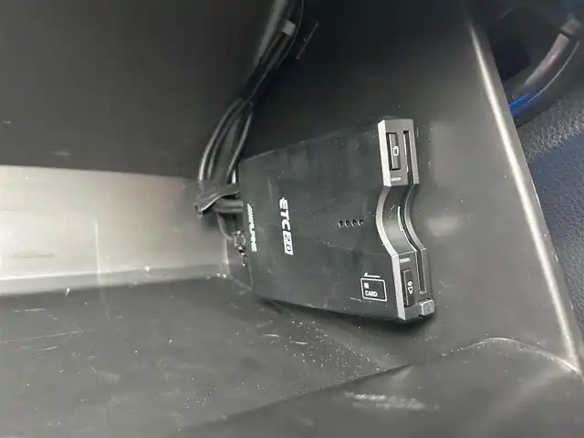 トヨタ カムリ WS 宮城県 2019(令1)年 1.7万km アティチュードブラックマイカ/プラチナホワイトパールマイカ ブラインドスポットモニター/ツートンカラー/・アティチュードブラックルーフ/・アティチュードブラックドアミラー/・ブラックウインドウモール/＝＝＝/セーフティセンス/・プリクラッシュセーフティ/・レーンディパーチャーアラート/・オートマチックハイビーム/・レーダークルーズコントロール/インテリジェントクリアランスソナー/アルパイン9インチナビ（X9Z）/・CD/DVD/・Bluetooth/・フルセグTV/バックカメラ/ビルトインETC/ドライブレコーダー/ハーフレザーシート/パワーシート/革巻きステアリング/パドルシフト/電動パーキングブレーキ/ブレーキホールド/LEDヘッドライト/フォグランプ/オートライト/スマートキー＆プッシュスタート/スペアキー1本/電動格納ミラー/純正18インチAW/社外ヘッドアップディスプレイ/社外テールランプ/トランクスポイラー/ローダウンサス/フロアマット/ドアバイザー/W/サイド/カーテン/ニーエアバッグ/取扱説明書/保証書