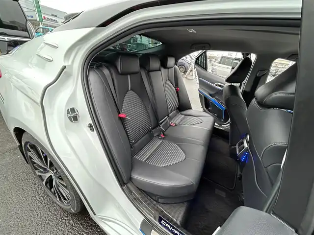 トヨタ カムリ WS 宮城県 2019(令1)年 1.7万km アティチュードブラックマイカ/プラチナホワイトパールマイカ ブラインドスポットモニター/ツートンカラー/・アティチュードブラックルーフ/・アティチュードブラックドアミラー/・ブラックウインドウモール/＝＝＝/セーフティセンス/・プリクラッシュセーフティ/・レーンディパーチャーアラート/・オートマチックハイビーム/・レーダークルーズコントロール/インテリジェントクリアランスソナー/アルパイン9インチナビ（X9Z）/・CD/DVD/・Bluetooth/・フルセグTV/バックカメラ/ビルトインETC/ドライブレコーダー/ハーフレザーシート/パワーシート/革巻きステアリング/パドルシフト/電動パーキングブレーキ/ブレーキホールド/LEDヘッドライト/フォグランプ/オートライト/スマートキー＆プッシュスタート/スペアキー1本/電動格納ミラー/純正18インチAW/社外ヘッドアップディスプレイ/社外テールランプ/トランクスポイラー/ローダウンサス/フロアマット/ドアバイザー/W/サイド/カーテン/ニーエアバッグ/取扱説明書/保証書