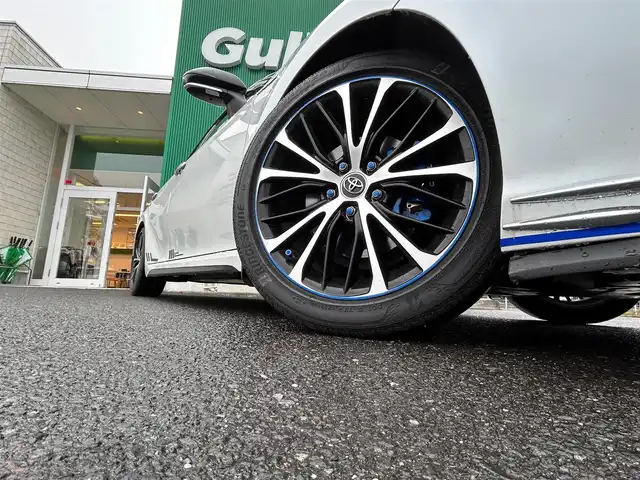 トヨタ カムリ WS 宮城県 2019(令1)年 1.7万km アティチュードブラックマイカ/プラチナホワイトパールマイカ ブラインドスポットモニター/ツートンカラー/・アティチュードブラックルーフ/・アティチュードブラックドアミラー/・ブラックウインドウモール/＝＝＝/セーフティセンス/・プリクラッシュセーフティ/・レーンディパーチャーアラート/・オートマチックハイビーム/・レーダークルーズコントロール/インテリジェントクリアランスソナー/アルパイン9インチナビ（X9Z）/・CD/DVD/・Bluetooth/・フルセグTV/バックカメラ/ビルトインETC/ドライブレコーダー/ハーフレザーシート/パワーシート/革巻きステアリング/パドルシフト/電動パーキングブレーキ/ブレーキホールド/LEDヘッドライト/フォグランプ/オートライト/スマートキー＆プッシュスタート/スペアキー1本/電動格納ミラー/純正18インチAW/社外ヘッドアップディスプレイ/社外テールランプ/トランクスポイラー/ローダウンサス/フロアマット/ドアバイザー/W/サイド/カーテン/ニーエアバッグ/取扱説明書/保証書