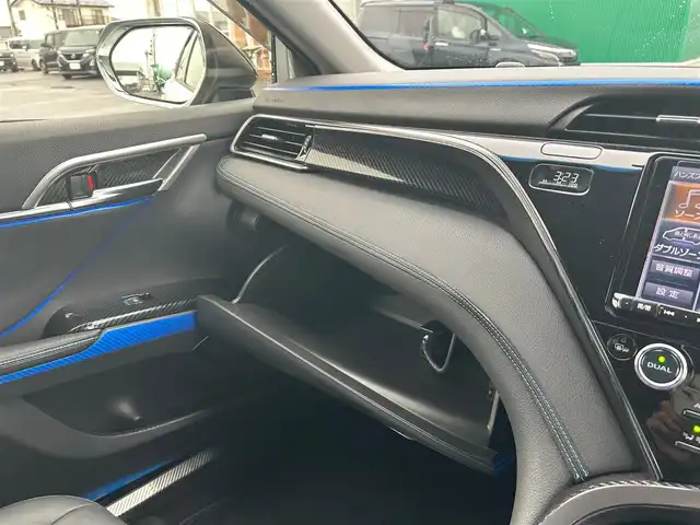 トヨタ カムリ WS 宮城県 2019(令1)年 1.7万km アティチュードブラックマイカ/プラチナホワイトパールマイカ ブラインドスポットモニター/ツートンカラー/・アティチュードブラックルーフ/・アティチュードブラックドアミラー/・ブラックウインドウモール/＝＝＝/セーフティセンス/・プリクラッシュセーフティ/・レーンディパーチャーアラート/・オートマチックハイビーム/・レーダークルーズコントロール/インテリジェントクリアランスソナー/アルパイン9インチナビ（X9Z）/・CD/DVD/・Bluetooth/・フルセグTV/バックカメラ/ビルトインETC/ドライブレコーダー/ハーフレザーシート/パワーシート/革巻きステアリング/パドルシフト/電動パーキングブレーキ/ブレーキホールド/LEDヘッドライト/フォグランプ/オートライト/スマートキー＆プッシュスタート/スペアキー1本/電動格納ミラー/純正18インチAW/社外ヘッドアップディスプレイ/社外テールランプ/トランクスポイラー/ローダウンサス/フロアマット/ドアバイザー/W/サイド/カーテン/ニーエアバッグ/取扱説明書/保証書