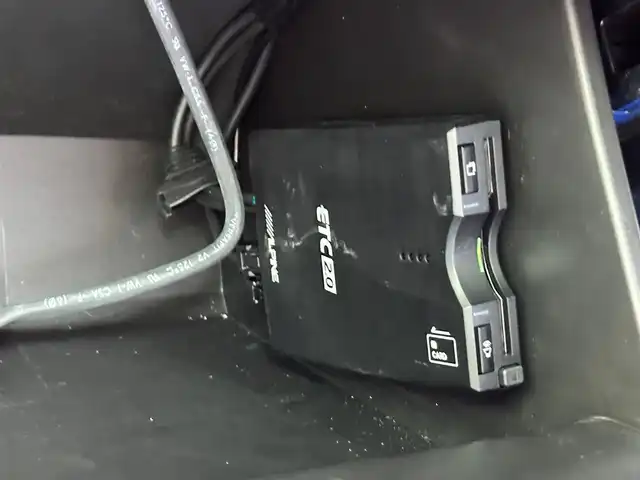 トヨタ カムリ WS 宮城県 2019(令1)年 1.7万km アティチュードブラックマイカ/プラチナホワイトパールマイカ 登録時16615km/ブラインドスポットモニター/ツートンカラー/・アティチュードブラックルーフ/・アティチュードブラックドアミラー/・ブラックウインドウモール/＝＝＝/セーフティセンス/・プリクラッシュセーフティ/・レーンディパーチャーアラート/・オートマチックハイビーム/・レーダークルーズコントロール/インテリジェントクリアランスソナー/アルパイン9インチナビ（X9Z）/・CD/DVD/Bluetooth/フルセグTV/バックカメラ/社外LEDテールランプ/トランクスポイラー/Tom’sローダウンサス/ビルトインETC/ドライブレコーダー/ハーフレザーシート/パワーシート/革巻きステアリング/パドルシフト/電動パーキングブレーキ/ブレーキホールド/LEDオートヘッドライト/フォグランプ/スマートキー＆プッシュスタート/スペアキー1本/純正18インチAW/ヘッドアップディスプレイ/フロアマット/ドアバイザー/W/サイド/カーテン/ニーエアバッグ/取扱説明書/保証書