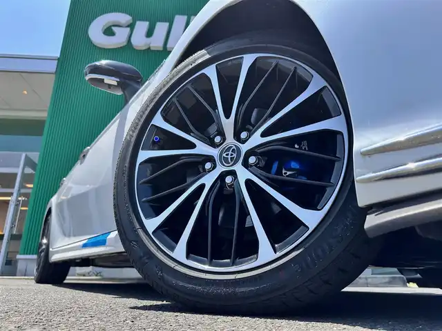 トヨタ カムリ WS 宮城県 2019(令1)年 1.7万km アティチュードブラックマイカ/プラチナホワイトパールマイカ 登録時16615km/ブラインドスポットモニター/ツートンカラー/・アティチュードブラックルーフ/・アティチュードブラックドアミラー/・ブラックウインドウモール/＝＝＝/セーフティセンス/・プリクラッシュセーフティ/・レーンディパーチャーアラート/・オートマチックハイビーム/・レーダークルーズコントロール/インテリジェントクリアランスソナー/アルパイン9インチナビ（X9Z）/・CD/DVD/Bluetooth/フルセグTV/バックカメラ/社外LEDテールランプ/トランクスポイラー/Tom’sローダウンサス/ビルトインETC/ドライブレコーダー/ハーフレザーシート/パワーシート/革巻きステアリング/パドルシフト/電動パーキングブレーキ/ブレーキホールド/LEDオートヘッドライト/フォグランプ/スマートキー＆プッシュスタート/スペアキー1本/純正18インチAW/ヘッドアップディスプレイ/フロアマット/ドアバイザー/W/サイド/カーテン/ニーエアバッグ/取扱説明書/保証書