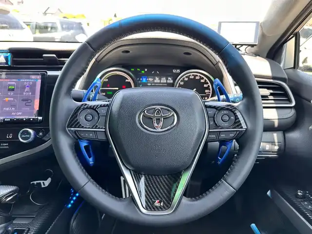 トヨタ カムリ WS 宮城県 2019(令1)年 1.7万km アティチュードブラックマイカ/プラチナホワイトパールマイカ 登録時16615km/ブラインドスポットモニター/ツートンカラー/・アティチュードブラックルーフ/・アティチュードブラックドアミラー/・ブラックウインドウモール/＝＝＝/セーフティセンス/・プリクラッシュセーフティ/・レーンディパーチャーアラート/・オートマチックハイビーム/・レーダークルーズコントロール/インテリジェントクリアランスソナー/アルパイン9インチナビ（X9Z）/・CD/DVD/Bluetooth/フルセグTV/バックカメラ/社外LEDテールランプ/トランクスポイラー/Tom’sローダウンサス/ビルトインETC/ドライブレコーダー/ハーフレザーシート/パワーシート/革巻きステアリング/パドルシフト/電動パーキングブレーキ/ブレーキホールド/LEDオートヘッドライト/フォグランプ/スマートキー＆プッシュスタート/スペアキー1本/純正18インチAW/ヘッドアップディスプレイ/フロアマット/ドアバイザー/W/サイド/カーテン/ニーエアバッグ/取扱説明書/保証書