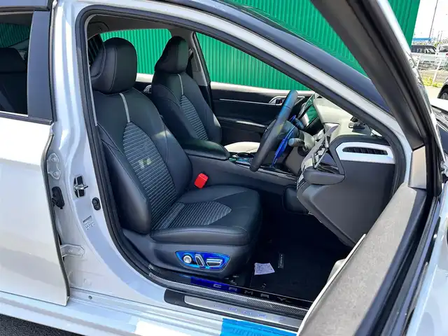 トヨタ カムリ WS 宮城県 2019(令1)年 1.7万km アティチュードブラックマイカ/プラチナホワイトパールマイカ 登録時16615km/ブラインドスポットモニター/ツートンカラー/・アティチュードブラックルーフ/・アティチュードブラックドアミラー/・ブラックウインドウモール/＝＝＝/セーフティセンス/・プリクラッシュセーフティ/・レーンディパーチャーアラート/・オートマチックハイビーム/・レーダークルーズコントロール/インテリジェントクリアランスソナー/アルパイン9インチナビ（X9Z）/・CD/DVD/Bluetooth/フルセグTV/バックカメラ/社外LEDテールランプ/トランクスポイラー/Tom’sローダウンサス/ビルトインETC/ドライブレコーダー/ハーフレザーシート/パワーシート/革巻きステアリング/パドルシフト/電動パーキングブレーキ/ブレーキホールド/LEDオートヘッドライト/フォグランプ/スマートキー＆プッシュスタート/スペアキー1本/純正18インチAW/ヘッドアップディスプレイ/フロアマット/ドアバイザー/W/サイド/カーテン/ニーエアバッグ/取扱説明書/保証書
