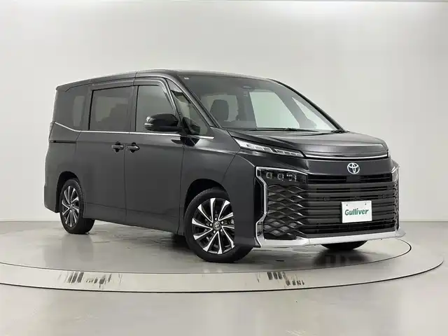 トヨタ ヴォクシー ハイブリッド S－Z 埼玉県 2024(令6)年 0.6万km スパークリングブラックパールクリスタルシャイン ワンオーナー/ディスプレイオーディオプラス/トヨタセーフティセンス/レーンディパーチャーアラート/プリクラッシュセーフティ/プロアクティブドライビングアシスト/リヤカメラディテクション/パーキングサポートブレーキ/ロードサインアシスト/ハンズフリー両側パワースライドドア/レーダークルーズコントロール/ビルトインETC2.0/パノラミックビューモニター/快適利便パッケージHigh/プロジェクター式ＬＥＤヘッドライト/前後コーナーセンサー/シートヒーター(D+N+2列目)/純正アルミホイール17インチ/純正フロアマット